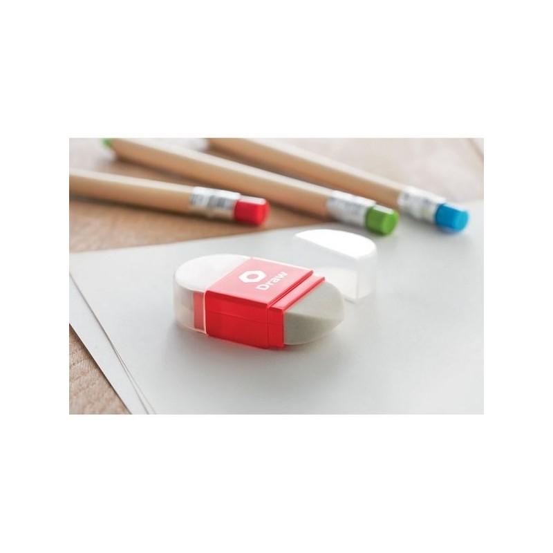 Taille-crayon et gomme.
