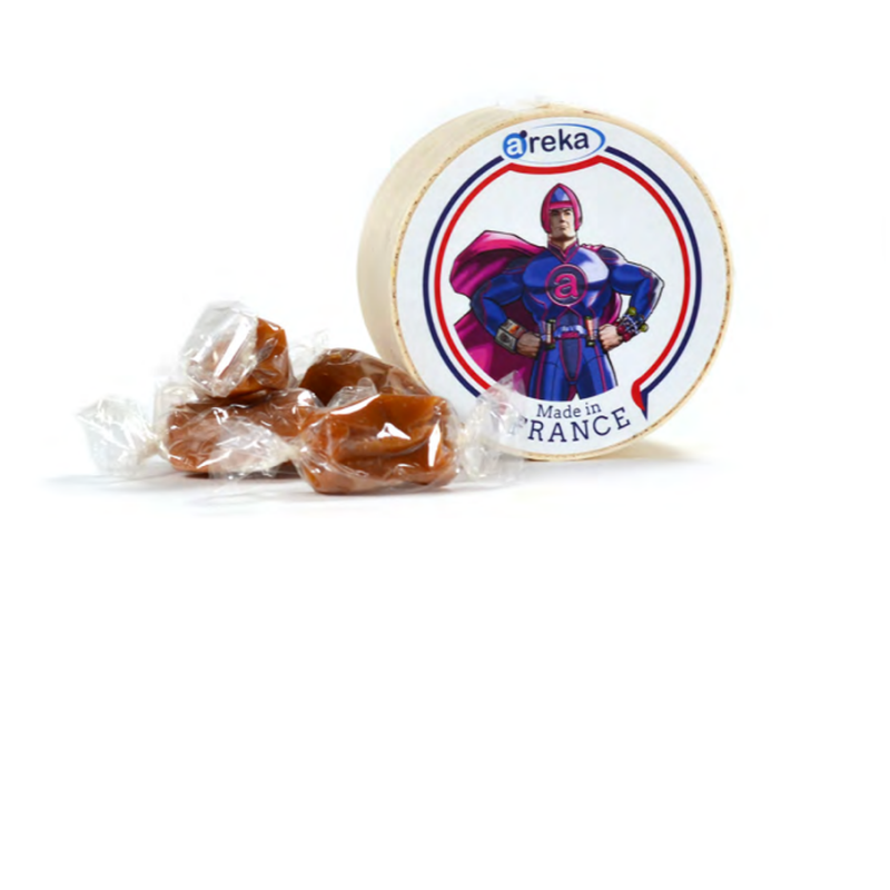 Petite boîte ronde en bois avec caramels au beurre salé