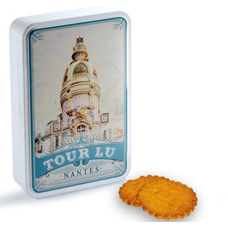 Boîte plate avec des biscuits grands sablés