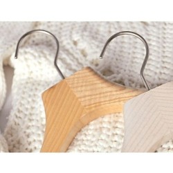 Cintre en bois pour vestes et manteaux