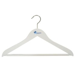 Cintre en bois avec barre