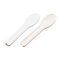 Set de couverts en métal avec une boîte