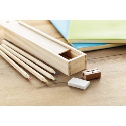 Et de 12 crayons en bois