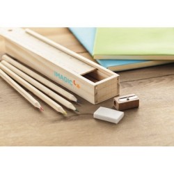 Et de 12 crayons en bois