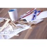 Plumier en bois avec crayons de couleur