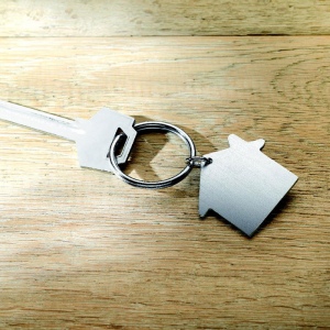 Porte clés métal maison 65 × 3 × 39 mm, vue 3